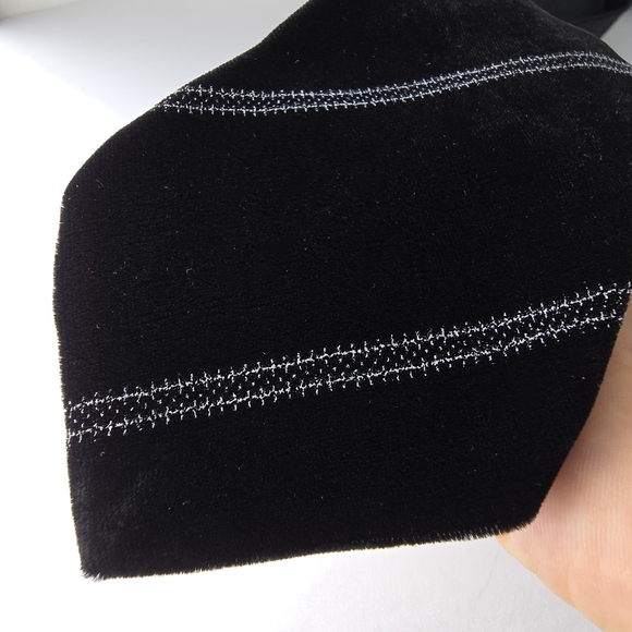 Giorgio Armani Velvet Black Tie With Subtle Metallic SilverThreaded Stripes 56” - Picture 4 of 11